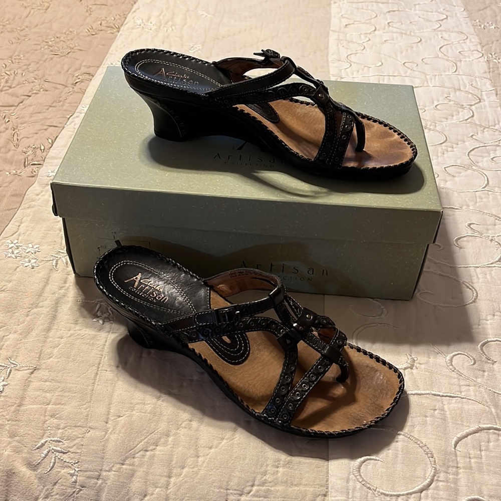 Low heel slip on sandal, comfy and casual but can be dressed up~